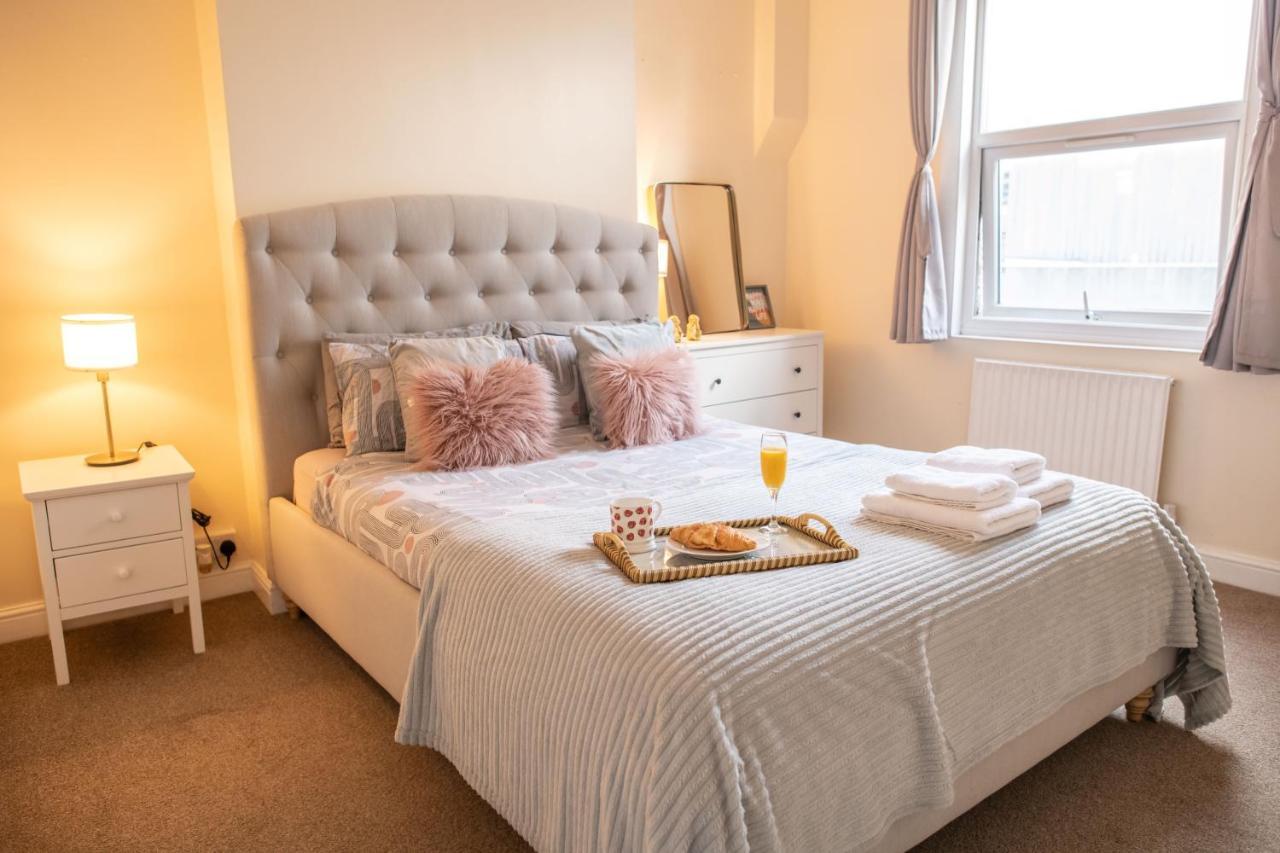 4 Bedroom Flat With High Speed Wi-Fi In North Acton, Ealing, West London Exterior foto