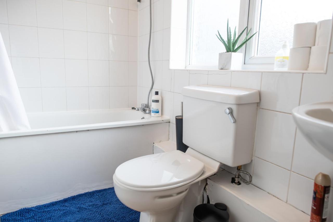 4 Bedroom Flat With High Speed Wi-Fi In North Acton, Ealing, West London Exterior foto