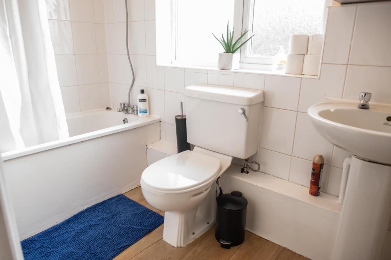 4 Bedroom Flat With High Speed Wi-Fi In North Acton, Ealing, West London Exterior foto